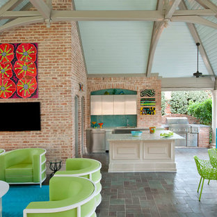 Ispirazione per un grande patio o portico chic dietro casa con un gazebo o capanno e piastrelle
