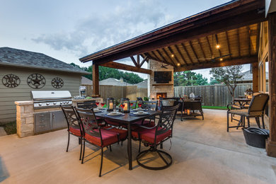 Стильный дизайн: большой двор на заднем дворе в классическом стиле с летней кухней, мощением клинкерной брусчаткой и навесом - последний тренд