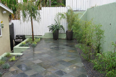 Foto de patio contemporáneo pequeño en patio trasero con suelo de baldosas