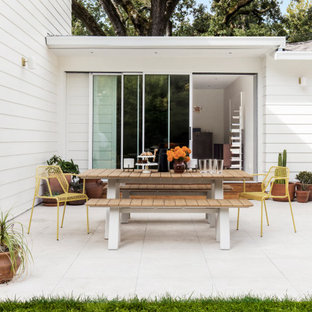 Immagine di un patio o portico moderno dietro casa