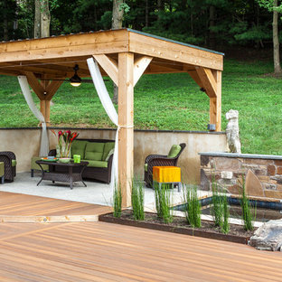 Immagine di un grande patio o portico moderno dietro casa con un gazebo o capanno, fontane e pedane
