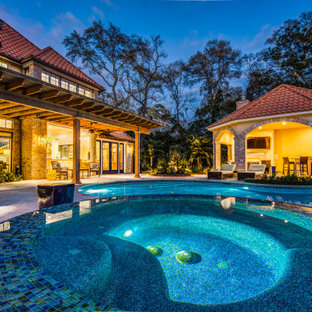 Idee per un grande patio o portico stile marinaro dietro casa con pavimentazioni in pietra naturale e un gazebo o capanno