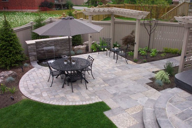 Example of a classic patio design in Toronto