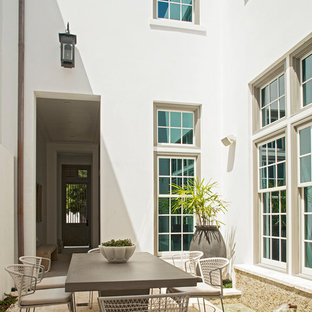 Foto di un piccolo patio o portico contemporaneo in cortile con fontane, piastrelle e nessuna copertura