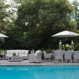 Idee per un grande patio o portico chic dietro casa con cemento stampato e nessuna copertura