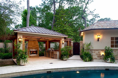Foto di un patio o portico design di medie dimensioni e dietro casa con un focolare, pavimentazioni in pietra naturale e un gazebo o capanno