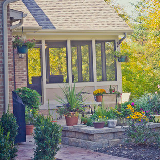Idee per un grande patio o portico chic dietro casa con cemento stampato
