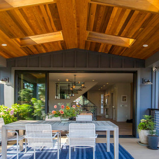 Foto di un patio o portico stile rurale dietro casa con un tetto a sbalzo