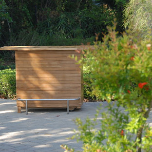 Esempio di un patio o portico design di medie dimensioni e dietro casa con pavimentazioni in pietra naturale e nessuna copertura