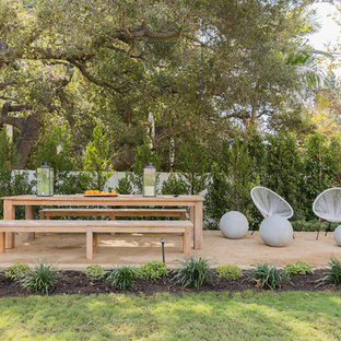 Esempio di un ampio patio o portico design dietro casa con fontane, graniglia di granito e nessuna copertura