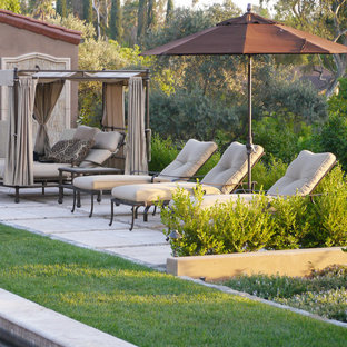 Immagine di un patio o portico mediterraneo con un gazebo o capanno