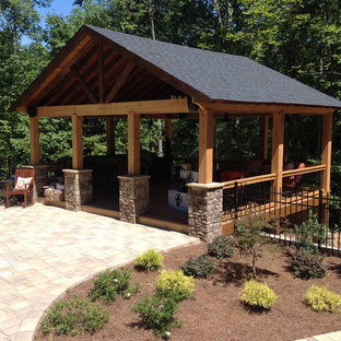 Esempio di un patio o portico american style di medie dimensioni e dietro casa con pavimentazioni in mattoni e un gazebo o capanno