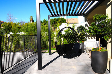This is an example of a large contemporary patio in Los Angeles.