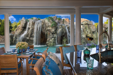 シンシナティにあるラグジュアリーな巨大なビーチスタイルのおしゃれな裏庭のテラス (噴水、天然石敷き) の写真