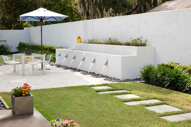 Inspiration for a contemporary patio remodel in Tampa