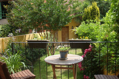 Ejemplo de patio mediterráneo de tamaño medio en patio trasero