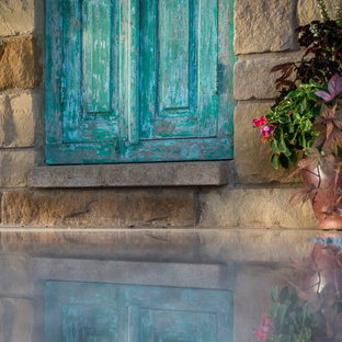 Immagine di un ampio patio o portico stile rurale in cortile