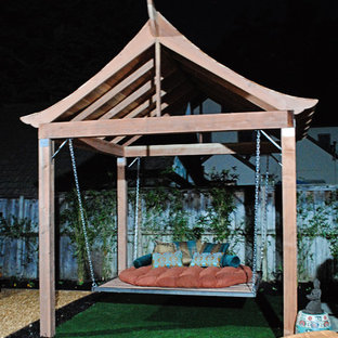 Foto di un patio o portico etnico di medie dimensioni e dietro casa con un focolare, pavimentazioni in cemento e una pergola