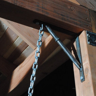 Idee per un patio o portico etnico di medie dimensioni e dietro casa con un focolare, pavimentazioni in cemento e una pergola
