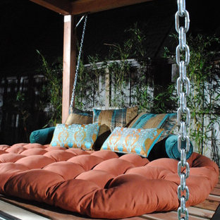 Foto di un patio o portico etnico di medie dimensioni e dietro casa con un focolare, pavimentazioni in cemento e una pergola