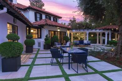 Inspiration for a courtyard patio in Los Angeles with a water feature.