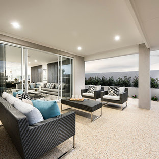 Idee per un patio o portico contemporaneo di medie dimensioni e dietro casa con graniglia di granito e un tetto a sbalzo