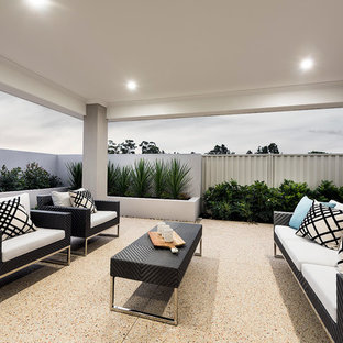 Foto di un patio o portico contemporaneo di medie dimensioni e dietro casa con graniglia di granito e un tetto a sbalzo