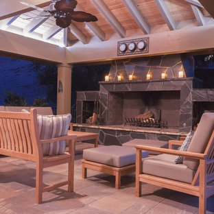 Idee per un patio o portico classico dietro casa con un focolare, pavimentazioni in cemento e un gazebo o capanno