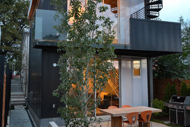デンバーにある中くらいなコンテンポラリースタイルのおしゃれな裏庭のテラス (コンクリート板舗装	、日よけなし、階段) の写真
