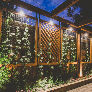 Ispirazione per un grande patio o portico chic dietro casa con pavimentazioni in cemento e una pergola
