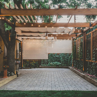 Ispirazione per un grande patio o portico tradizionale dietro casa con pavimentazioni in cemento e una pergola