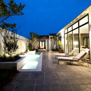 Imagen de patio contemporáneo, grande, sin cubierta, en patio, con fuente y adoquines de piedra natural