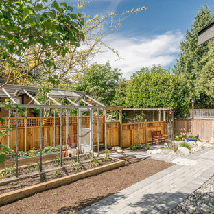 Esempio di un piccolo patio o portico american style dietro casa con pavimentazioni in cemento e nessuna copertura