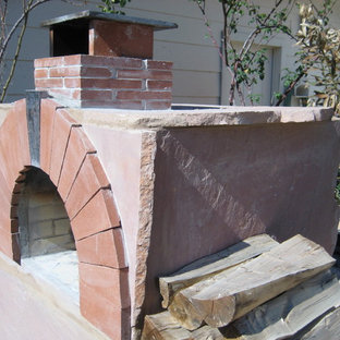 Ispirazione per un piccolo patio o portico etnico dietro casa con pavimentazioni in pietra naturale e nessuna copertura