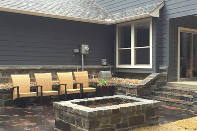 Foto de patio tradicional renovado grande sin cubierta en patio trasero con brasero y losas de hormigón