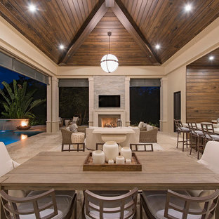Immagine di un ampio patio o portico classico dietro casa con un tetto a sbalzo
