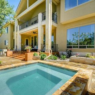 Esempio di un grande patio o portico mediterraneo dietro casa con un caminetto, piastrelle e nessuna copertura