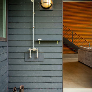 Idee per un patio o portico contemporaneo nel cortile laterale con pedane e un tetto a sbalzo