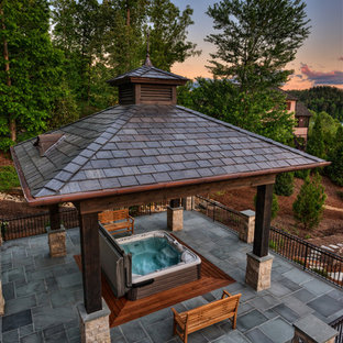 Esempio di un grande patio o portico tradizionale dietro casa con fontane, piastrelle e un gazebo o capanno