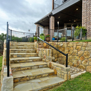 Idee per un grande patio o portico tradizionale dietro casa con graniglia di granito e un tetto a sbalzo