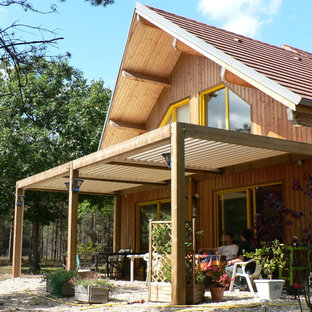 Idee per un patio o portico stile rurale di medie dimensioni e dietro casa con ghiaia e una pergola