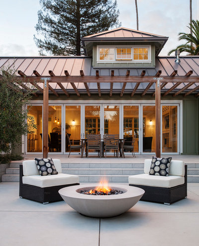 Country Patio by Arterra Landscape Architects