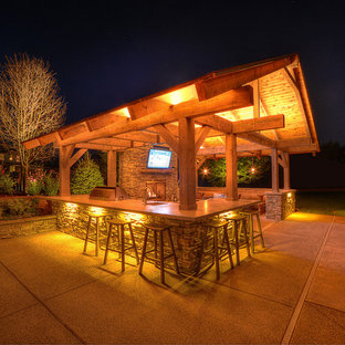 Foto di un grande patio o portico american style dietro casa con un gazebo o capanno