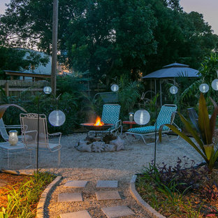 Foto di un grande patio o portico shabby-chic style dietro casa con un focolare e ghiaia