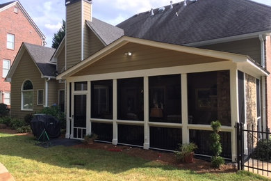 Überdachter Klassischer Patio hinter dem Haus mit Feuerstelle in Atlanta