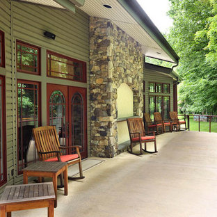 Immagine di un grande patio o portico bohémian dietro casa con pavimentazioni in cemento e un tetto a sbalzo