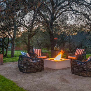 Esempio di un patio o portico country con un focolare, graniglia di granito e nessuna copertura