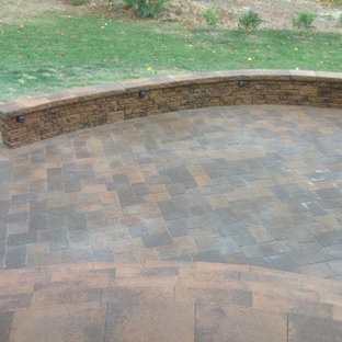 Immagine di un patio o portico tradizionale di medie dimensioni e dietro casa con pavimentazioni in mattoni
