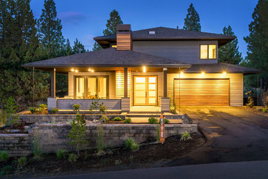 Cette photo montre une grande terrasse avant tendance avec un foyer extérieur, des pavés en béton et une extension de toiture.