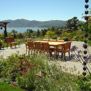 Foto di un grande patio o portico etnico dietro casa con pavimentazioni in pietra naturale e nessuna copertura